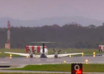 طائرة تهبط بلا عجلات في أستراليا بفضل مهارة قائدها