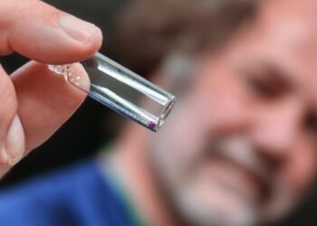 اكتشف فريق من العلماء من تسع مؤسسات حكومية وأكاديمية وصناعية أن العديد من أنواع الزجاج لها بنية ذرية مماثلة ويمكن تصنيعها بنجاح في الفضاء. تظهر حبة من الزجاج الفضائي في الصورة. مصدر الصورة: Phoenix Pleasant/ORNL، وزارة الطاقة الأمريكية