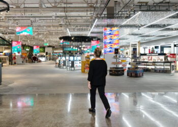 ما يجب حمله في مطارات السويد