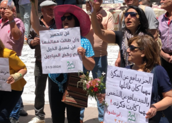 تظاهر الأهالي وسط ساحة الكرامة بمدينة السويداء لليوم الـ 286