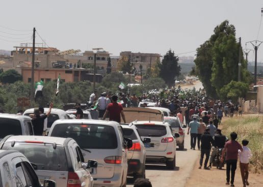 سيارات المتظاهرين أثناء توجهها من بنش إلى إدلب