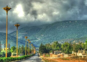 قرىً بلا اتصالات وأخرى يعبّئ سكانها الماء “بالطناجر”.. واقعٌ متردٍّ يعانيه الأهالي وسط البلاد