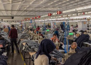 صناعي تركي: لولا وجود اللاجئين السوريين لتوقفت صناعة النسيج