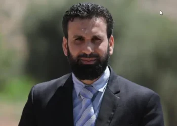 مركز حقوقي يحذّر من تعرّض كاتب سوري اعتُقل في إدلب للتعذيب