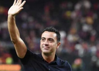 تشافي هيرنانديز يودع مشجعي برشلونة