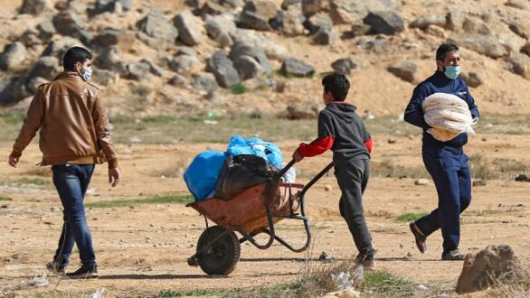 نازحون سوريون يحصلون على الخبز ومواد غذائية