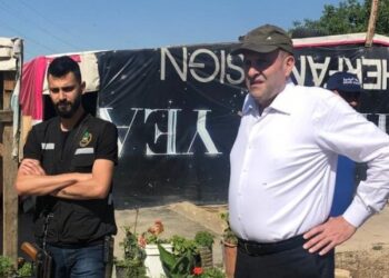 سياسيّان من التيار الحر يشرفان على إزالة مخيم اللاجئين السوريين في زحلة