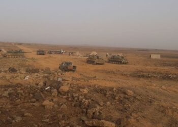 سيارات عسكرية في البادية السورية قرب حمص