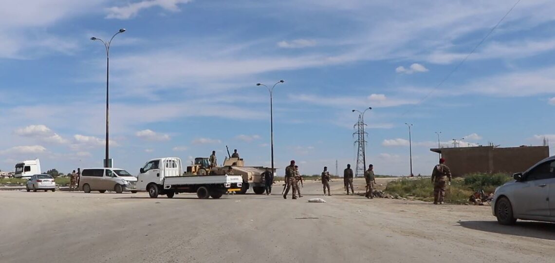 عناصر يتبعون لقسد يقيمون حاجز على طريق رئيسي - خاص