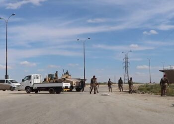 عناصر يتبعون لقسد يقيمون حاجز على طريق رئيسي - خاص