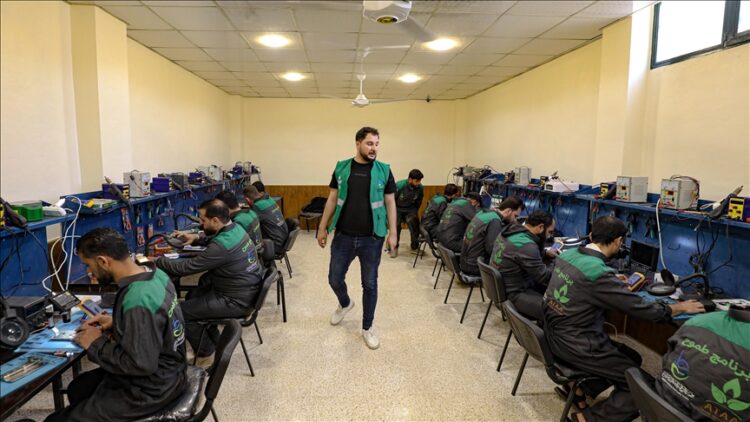 جمعية سورية تمنح “بصيص أمل” لمئات الشبان المهجرين في إدلب