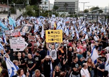 عشرات آلاف الإسرائيليين يطالبون نتنياهو في مظاهرة غاضبة بوقف الحرب على غزة