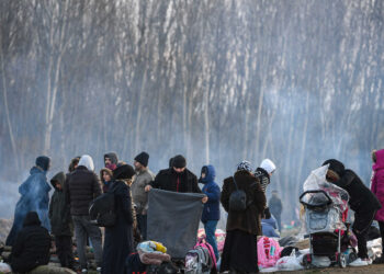 خاص | الشباب في الشمال السوري بين إحباطات الواقع وحلم السفر