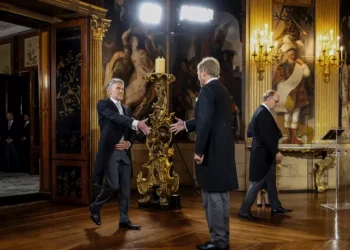 رجل الاستخبارات رئيساً لحكومة يمينية في هولندا و”الحد من الهجرة” أول وعوده.. ماذا عن السوريين؟