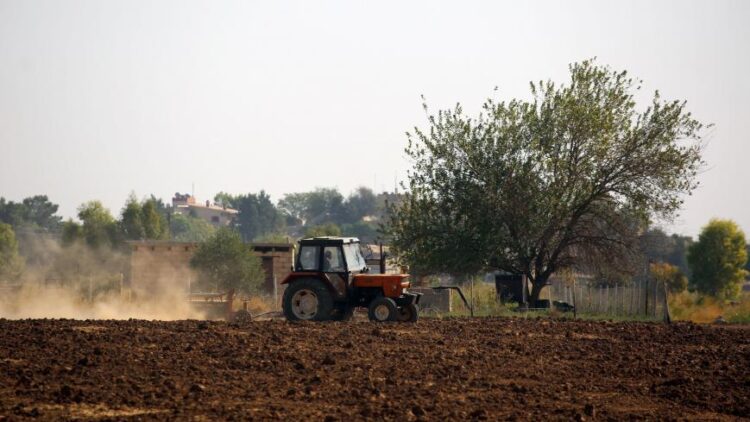 خاص | أخطار وصعوبات يكابدها المزارع وحيداً بلا دعم في الشمال السوري