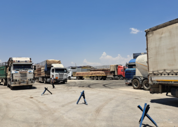 الشاحنات في معبر باب السلامة