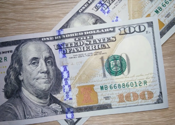 دولار مزيف في دير الزور