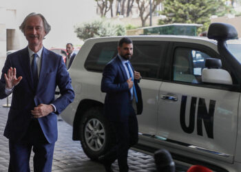 خاص | خلافات مستمرة لهيئة التفاوض مع بيدرسون.. وتحذير من “تجاوز آراء السوريين”