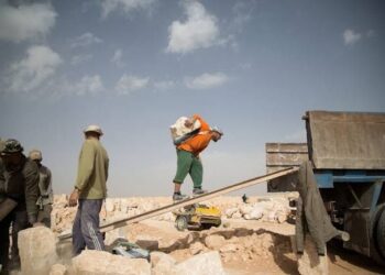 خاص | لا أحد يشعر بمعاناتهم.. انخفاض أجور العمال في الشمال السوري يضعهم أمام خيارات صعبة