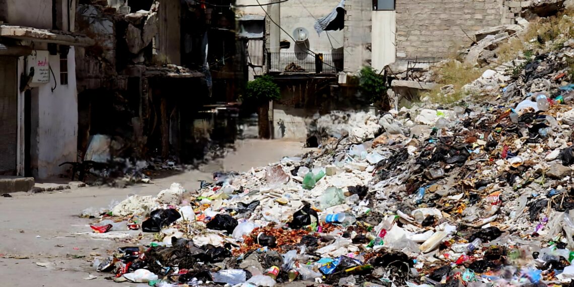 تراكم القمامة في حي بمدينة حلب