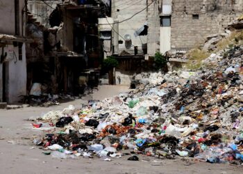 تراكم القمامة في حي بمدينة حلب