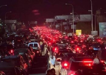 لبنانيون يهربون من القصف الإسرائيلي جنوب لبنان