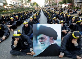 خاص | بدأت الحرب.. هل تقدّم إيران حزب الله كبش فداء لإسرائيل؟