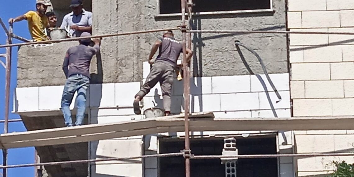 خاص | أجور العمال في الشمال السوري.. حقوق مُهدرة وخيارات صعبة