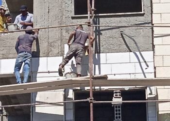 خاص | أجور العمال في الشمال السوري.. حقوق مُهدرة وخيارات صعبة