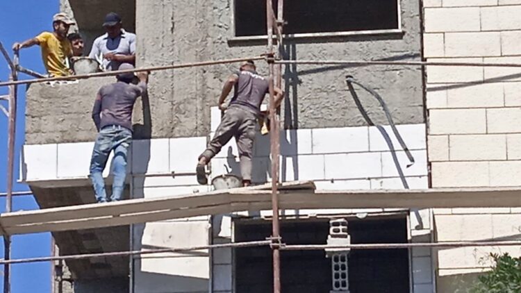 خاص | أجور العمال في الشمال السوري.. حقوق مُهدرة وخيارات صعبة