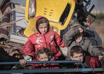 خاص | على حافة الخطر.. معاناة ممزوجة بالحيرة لآلاف السكان في الشمال السوري