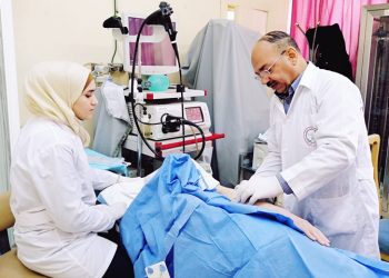 خاص | ارتفاع التكاليف يدفع الأهالي للبحث عن العلاج خارج العيادات في الشمال السوري