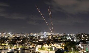 خاص | 200 صاروخ والنتيجة لا شيء! ما الذي جرى أمس بين إسرائيل وإيران؟