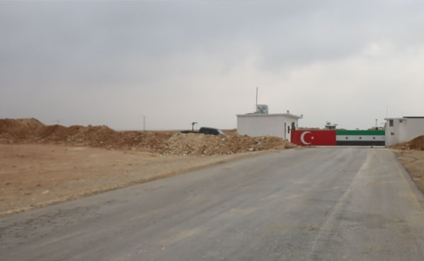 خاص | الدفع مقابل الدخول.. رحلة مؤلمة للنازحين السوريين نحو معبر “عون الدادات”