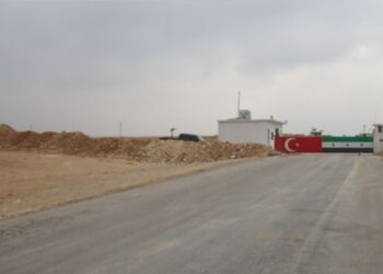 خاص | الدفع مقابل الدخول.. رحلة مؤلمة للنازحين السوريين نحو معبر “عون الدادات”