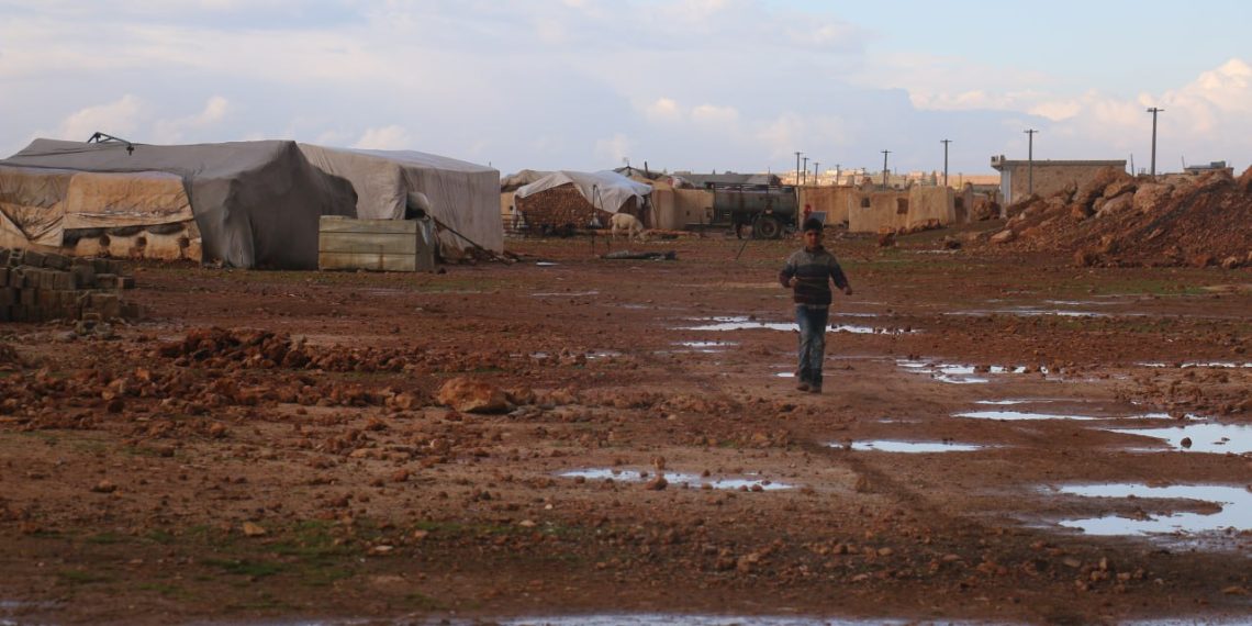 خاص | الرياح الباردة تزيد معاناة النازحين مع ارتفاع معدلات الفقر