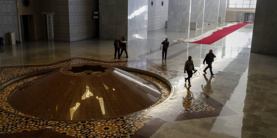 خاص | كيف يستعيد السوريون أموالهم من عائلة الأسد؟