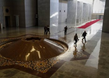 خاص | كيف يستعيد السوريون أموالهم من عائلة الأسد؟