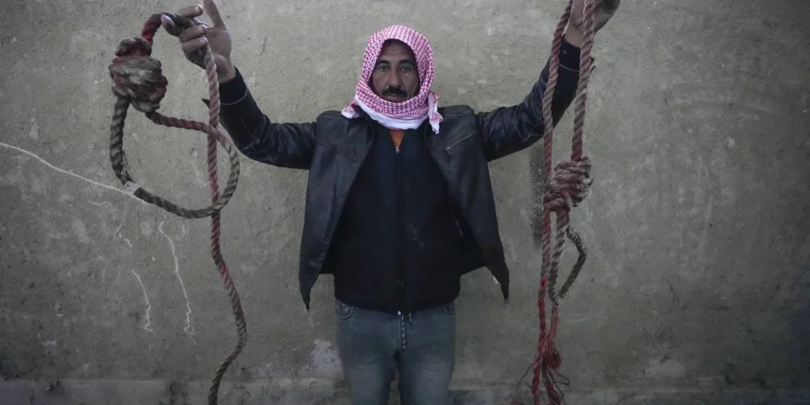 خاص | المفقودون والمقابر الجماعية.. ملف شائك ينغّص فرحة السوريين