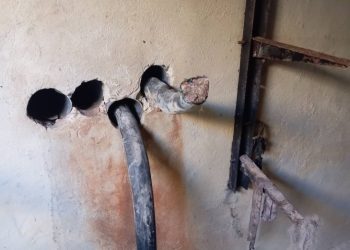 من قطع كابلات الهاتف في حلب