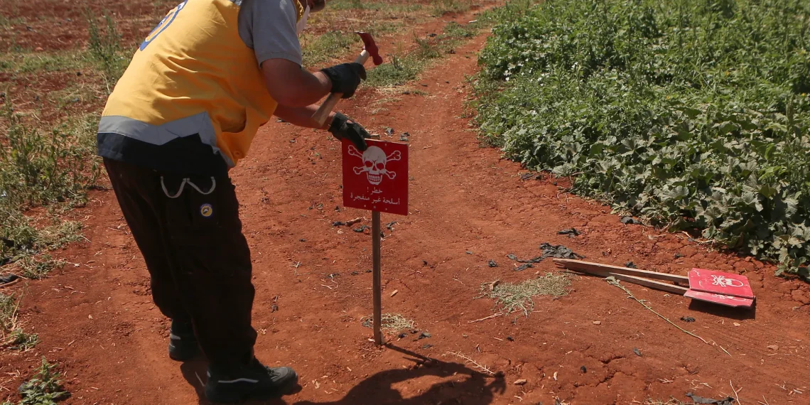 عناصر من الدفاع المدني السوري يعملون على إزالة الألغام