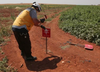 عناصر من الدفاع المدني السوري يعملون على إزالة الألغام