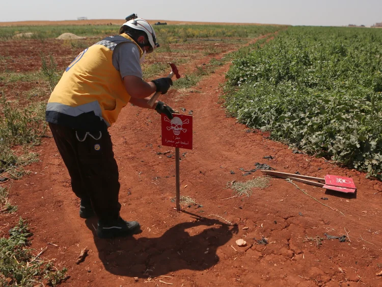 عناصر من الدفاع المدني السوري يعملون على إزالة الألغام