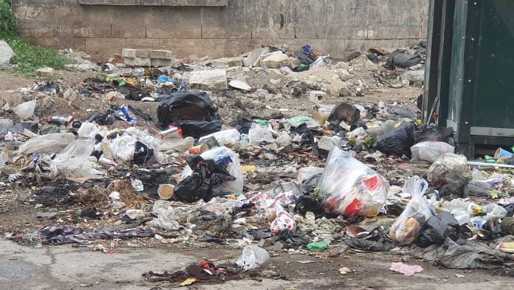 انتشار مكبات النفايات العشوائية في الأحياء الشرقية بحلب يشكل تهديدًا صحيًا وبيئيًا