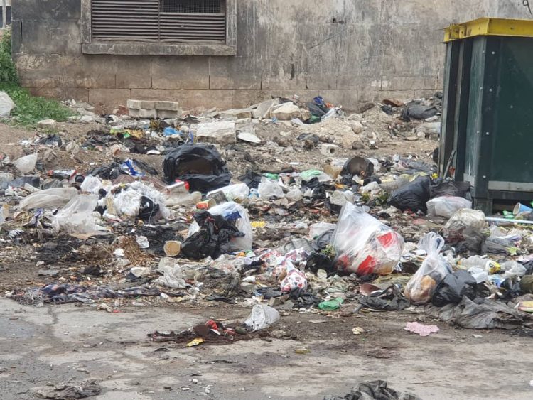 انتشار مكبات النفايات العشوائية في الأحياء الشرقية بحلب يشكل تهديدًا صحيًا وبيئيًا