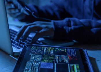 تقرير: اختراق جوالات ضباط الأسد بتطبيق غريب قبل معركة تحرير حلب