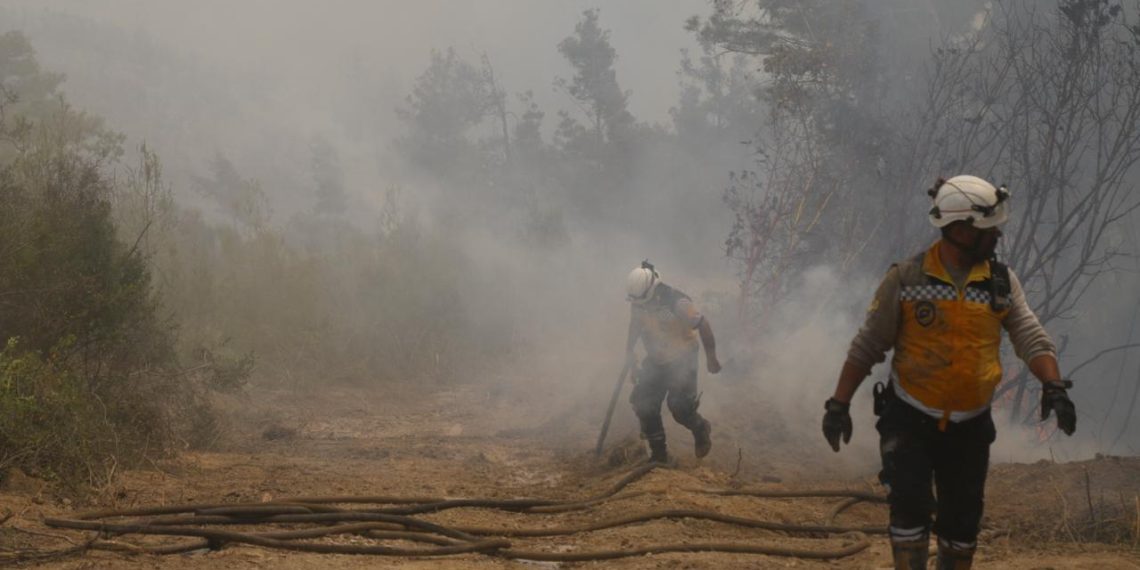 خاص | بلا توقف منذ 48 ساعة.. الدفاع المدني ووزارة الطوارئ يواصلان إخماد نيران الربيعة في اللاذقية