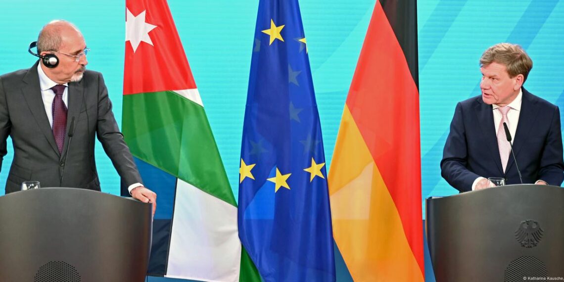 وزير الخارجية الأردني يدعو لدعم دمشق