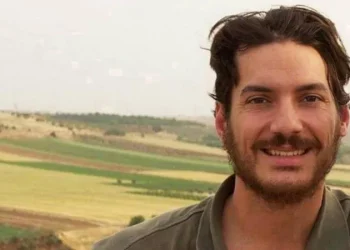 وثائق تؤكد اعتقال الصحفي الأمريكي أوستن تايس في سجون النظام البائد