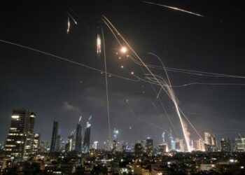 استمرار تبادل الضربات بين إسرائيل وإيران